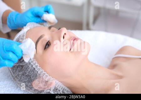 Junge Frau, die sich im Salon einem Schönheitsverfahren unterzieht Stockfoto