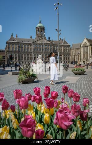 Ein Paar auf einer Städtereise nach Amsterdam, Männer und Frauen entspannen sich im Frühjahr 2020 April an den Grachten von Amsterdam in Europa Niederlande Stockfoto