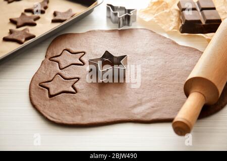 Die Cookies von den rohen Teig auf Tisch Stockfoto