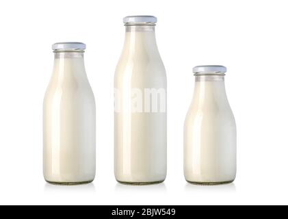 Frische Milch in einer Glasflasche auf weißem Hintergrund isoliert Stockfoto