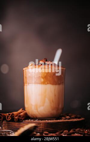 Schlagsahne Kortentalgona Kaffee mit Mandelmilch und Kaffeebohnen. Stillleben von köstlichen Morgengetränk Stockfoto