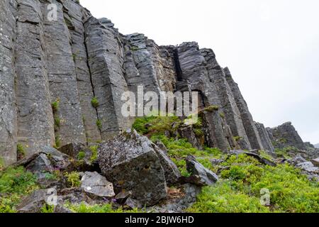 Die Gerðuberg-Klippen (Gerduberg) sind eine Klippe aus Dolerit, einem grobkörnigen Basaltgestein, das sich auf der westlichen Halbinsel Snæfellsnes, Island, befindet. Stockfoto