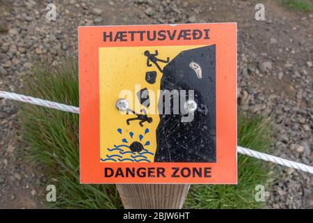 Ein allgemeines Warnschild "haettusvaedi" (Gefahrenzone), Kirkjufellsfoss Wasserfall, Kirkjufell ("Kirchenberg"), Snæfellsnes Halbinsel, Island. Stockfoto