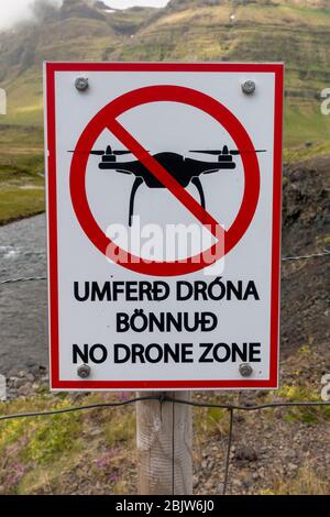 Warnschild "No Drone Zone" in der Nähe des Kirkjufellsfoss Wasserfalls und Kirkjufell (Kirchberg), Halbinsel Snæfellsnes, Island. Stockfoto