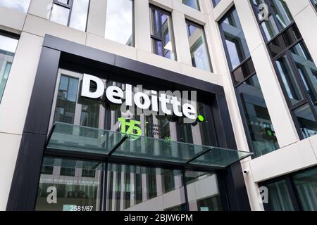PRAG, TSCHECHISCHE REPUBLIK - APRIL 30 2020: Logo der Deloitte Professional Service Company auf dem Gebäude des tschechischen Hauptsitzes am 30. April 2020 Stockfoto