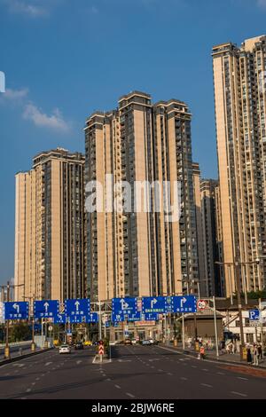 Chongqing, China - August 2019 : Hochhaus Hügel Wohnanlagen und Gebäude in Chongqing Stadt Vorort Stockfoto
