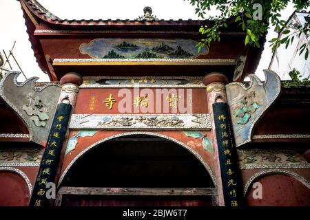 Chongqing, China - August 2019 : traditionelle chinesische Architektur errichtet alte Eingangstore zur Altstadt von Ci Qi Kou Stockfoto