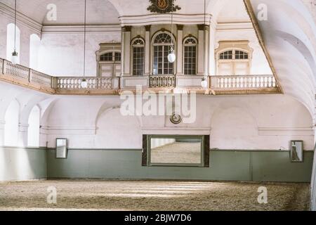 Königliche Manege mit Sand für Pferde in Dänemark Kopenhagen auf dem Gebiet Christiansborg Slot. Reithalle mit sandiger Abdeckung. Indoor Reitanlage bei Stockfoto