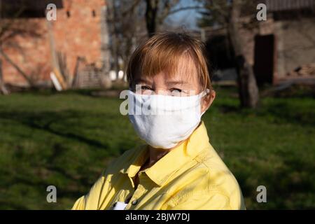 Frau mit Gesichtsmaske, Blick auf die Kamera, Nahaufnahme Stockfoto