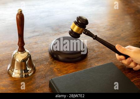 Richter mit einem Holzhobel auf dem Tisch vor dem Gericht. Thema „Recht“. Stockfoto