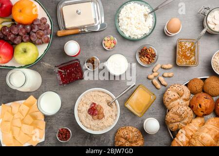 Leckeres Frühstück auf dem Tisch serviert Stockfoto