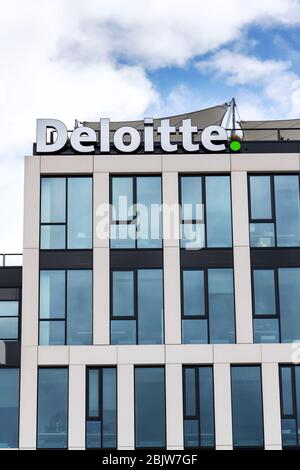 PRAG, TSCHECHISCHE REPUBLIK - APRIL 30 2020: Logo der Deloitte Professional Service Company auf dem Gebäude des tschechischen Hauptsitzes am 30. April 2020 Stockfoto