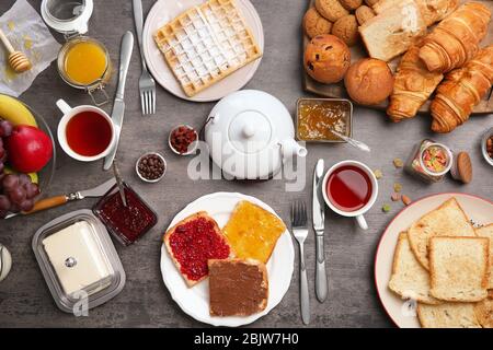 Leckeres Frühstück auf dem Tisch serviert Stockfoto