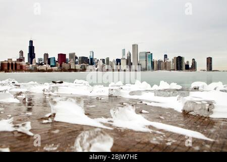 Chicago Skyline im Winter vor dem Lake Michigan Stockfoto