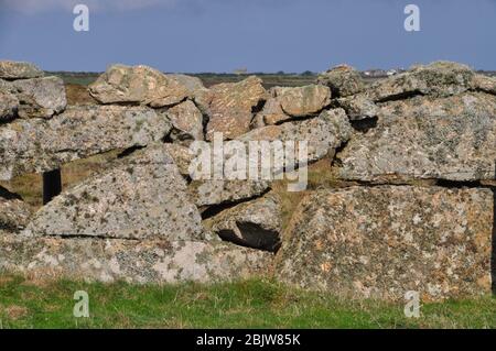 Große Granitblöcke, die eine dauerhafte Trockenmauer erstellen. Die Mauer ist Flechten und Moos große Steine mit Löchern abgedeckt. Cornwall, VK, England Stockfoto