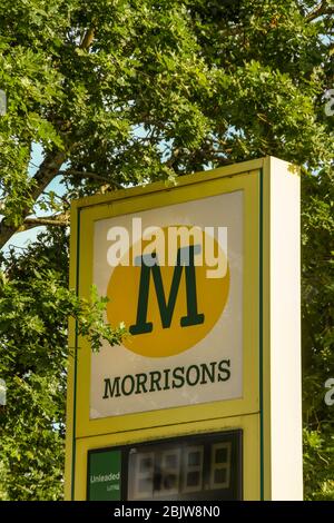 CARDIFF, WALES - AUGUST 2018: Vor einer Tankstelle in einer Filiale des Morrisons Supermarkts in Llanishen, Cardiff, anmelden. Stockfoto