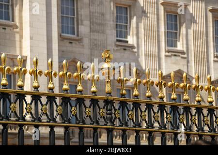 LONDON, ENGLAND - JULI 2018: Nahaufnahme von verzierten Metallgeländern in schwarz und Gold vor dem Buckingham Palace. Stockfoto