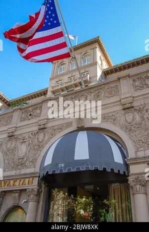 LOS ANGELES, KALIFORNIEN, USA - MÄRZ 2009: Die Stars and Stripes Flagge fliegt vom Eingang zum Beverly Wilshire Hotel Stockfoto