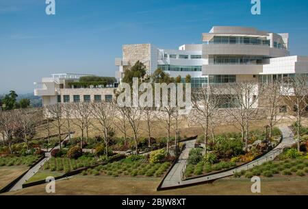 LOS ANGELES, KALIFORNIEN, USA - MAI 2009: Gärten und Gebäude im Getty Center Stockfoto