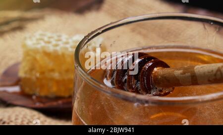 Honig ist gesund, mit einem Honiglöffel umrühren Stockfoto