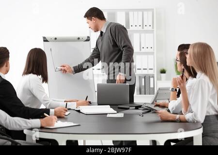 Gruppe von Menschen mit Business Trainer bei Management-Seminar Stockfoto