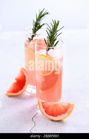 Frischer Kalk und Rosmarin in Kombination mit frischem Grapefruitsaft und Tequila. Dieser Cocktail ist voller lebendiger Citrus-Aromen und aromatischen Kräutern, sh Stockfoto