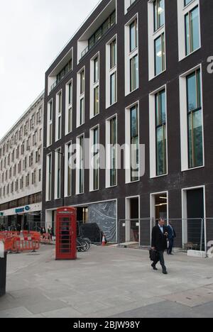 2010er Architektur Gray Brick Narrow Windows Deep Window deckt Marmor 5 auf Hannover Square, Mayfair, London W1S von Squire & Partners Stockfoto