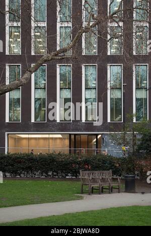 2010er Architektur Gray Brick Narrow Windows Deep Window deckt Marmor 5 auf Hannover Square, Mayfair, London W1S von Squire & Partners Stockfoto