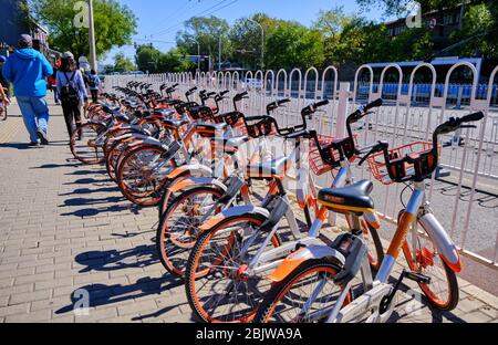 Peking / China - 8. Oktober 2018: Reihe von Mobike Fahrrad-Sharing-System Fahrräder, in Peking, China Stockfoto