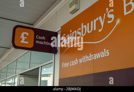 SWANSEA, WALES - JULI 2018: Außenansicht eines Sainsbury's Supermarkts in Swansea mit einem Schild für einen Geldautomaten Stockfoto