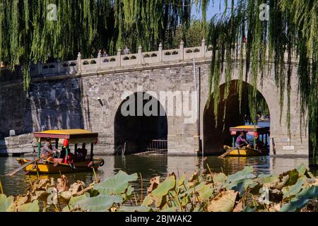 Peking / China - 8. Oktober 2018: Menschen genießen Bootsfahrt in alten kaiserlichen Gärten des Beihai-Sees, Beihai Park in Peking Stockfoto