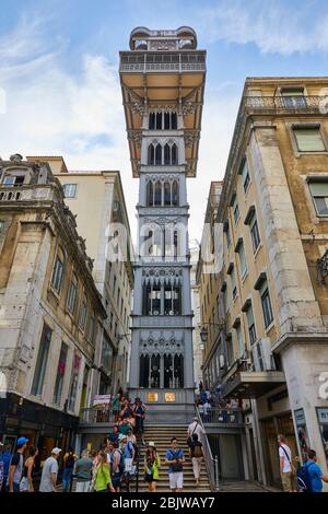 Der Elevador de Santa Justa und sein neugotischer Stil dominieren die Szene entlang dieser kleinen Gasse in der Altstadt von Lissabon, Portugal Stockfoto