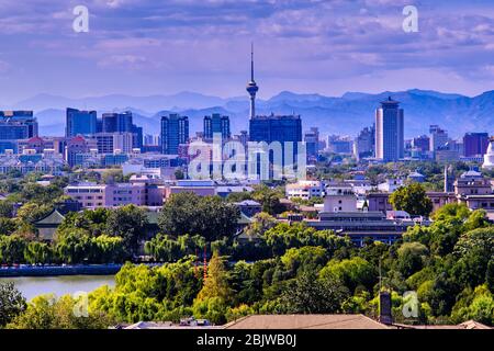 Peking / China - 8. Oktober 2018: Panoramablick auf die westliche Skyline von Peking, dominiert vom Central Television Tower, Blick vom Jingshan Park Hill Stockfoto