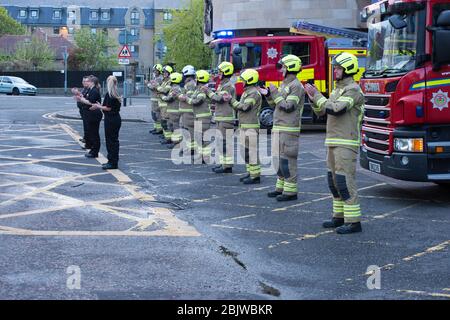 Edinburgh, Großbritannien. April 2020. Im Bild: Die Nothelfer des Scottish Fire and Rescue Service zeigen ihre Wertschätzung während der Kampagne "Clap for our carers" - eine wöchentliche Hommage an den NHS und die Schlüsselhelfer während des Ausbruch des Coronavirus (COVID-19). Die Öffentlichkeit wird ermutigt, jeden Donnerstag um 20 Uhr NHS-Mitarbeiter und andere wichtige Arbeitnehmer aus ihren Häusern zu begrüßen. Bis heute hat die Coronavirus (COVID-19) Pandemie weltweit über 3.21 Millionen Menschen infiziert, und in Großbritannien über 171, 00 infiziert und 26,711 getötet. Quelle: Colin Fisher/Alamy Live News Stockfoto