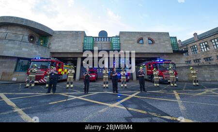 Edinburgh, Großbritannien. April 2020. Im Bild: Die Nothelfer des Scottish Fire and Rescue Service zeigen ihre Wertschätzung während der Kampagne "Clap for our carers" - eine wöchentliche Hommage an den NHS und die Schlüsselhelfer während des Ausbruch des Coronavirus (COVID-19). Die Öffentlichkeit wird ermutigt, jeden Donnerstag um 20 Uhr NHS-Mitarbeiter und andere wichtige Arbeitnehmer aus ihren Häusern zu begrüßen. Bis heute hat die Coronavirus (COVID-19) Pandemie weltweit über 3.21 Millionen Menschen infiziert, und in Großbritannien über 171, 00 infiziert und 26,711 getötet. Quelle: Colin Fisher/Alamy Live News Stockfoto