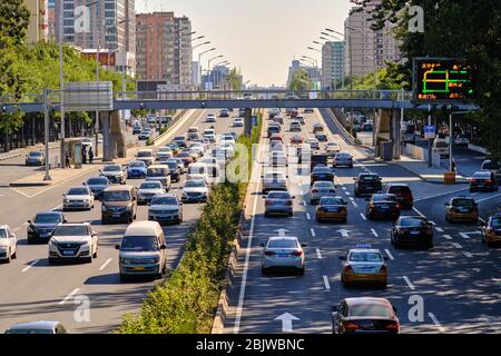 Peking / China - 8. Oktober 2018: Verkehr auf der 3. Westlichen Ringstraße in Peking, China Stockfoto