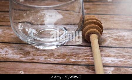 Honig ist gesund, mit einem Honiglöffel umrühren Stockfoto