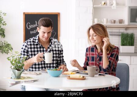 Glückliches Paar, das zusammen in der Küche frühstücken kann Stockfoto