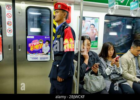 Peking / China - 9. Oktober 2018: Sicherheitsbeamter im Dienst in der Pekinger U-Bahn Stockfoto