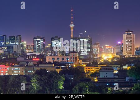 Peking / China - 10. Oktober 2018: Nachtansicht der West Beijing Skyline dominiert vom Central Television Tower, Blick vom Jingshan Park Hügel Stockfoto