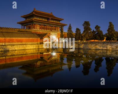 Das Tor der göttlichen Macht, nördliches Ausgangs-Tor des Verbotenen Stadtpalastmuseums, das sich im Wassergraben in Peking, China, spiegelt Stockfoto