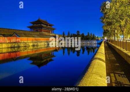 Das Tor der göttlichen Macht, nördliches Ausgangs-Tor des Verbotenen Stadtpalastmuseums, das sich im Wassergraben in Peking, China, spiegelt Stockfoto