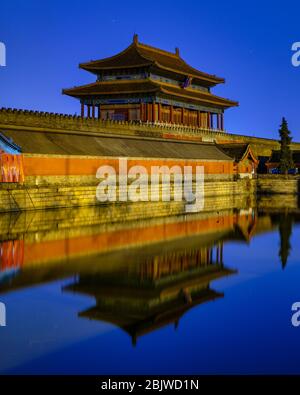 Das Tor der göttlichen Macht, nördliches Ausgangs-Tor des Verbotenen Stadtpalastmuseums, das sich im Wassergraben in Peking, China, spiegelt Stockfoto