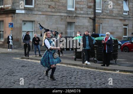 Piper Louise Marshall tritt am Donnerstag in Leith, Edinburgh, beim landesweiten Clap für Betreuer auf, um NHS-Arbeiter und Pfhalter zu erkennen und zu unterstützen, die gegen die Coronavirus-Pandemie kämpfen. Stockfoto