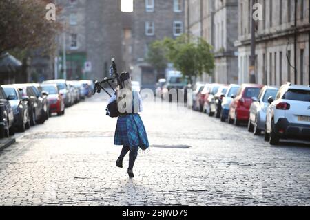 Piper Louise Marshall tritt am Donnerstag in Leith, Edinburgh, beim landesweiten Clap für Betreuer auf, um NHS-Arbeiter und Pfhalter zu erkennen und zu unterstützen, die gegen die Coronavirus-Pandemie kämpfen. Stockfoto