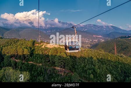 Sonnenuntergangslandschaft von der Dajti Express Seilbahn aus gesehen, die längste Seilbahn auf dem Balkan. Tirana, Albanien Stockfoto