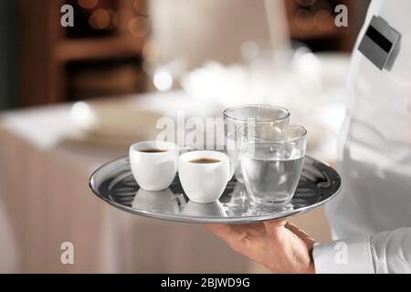 Kellner hält Tablett mit Bestellung im Restaurant Stockfoto
