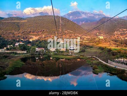 Sonnenuntergangslandschaft von der Dajti Express Seilbahn aus gesehen, die längste Seilbahn auf dem Balkan. Tirana, Albanien Stockfoto