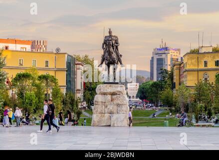 Am späten Nachmittag Blick auf Skanderbeg-Platz in Tirana mit seiner Reiterstatue.das albanische Nationalheldendenkmal wurde im Jahr 1968 eingeweiht. Stockfoto