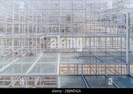 Installation Kunstobjekt namens "The Cloud" im Zentrum von Tirana, Albanien. Entworfen von dem renommierten japanischen Architekten Sou Fujimoto. Stockfoto